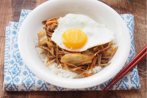 節約の味方、豚こまで作る！「根菜たっぷり豚キムチ丼」